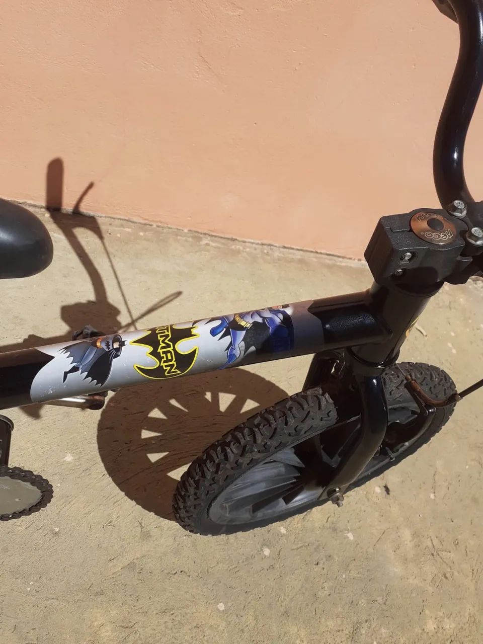 Vendo bicicleta aro 16 infantil Batman com rodinhas - Foto 3