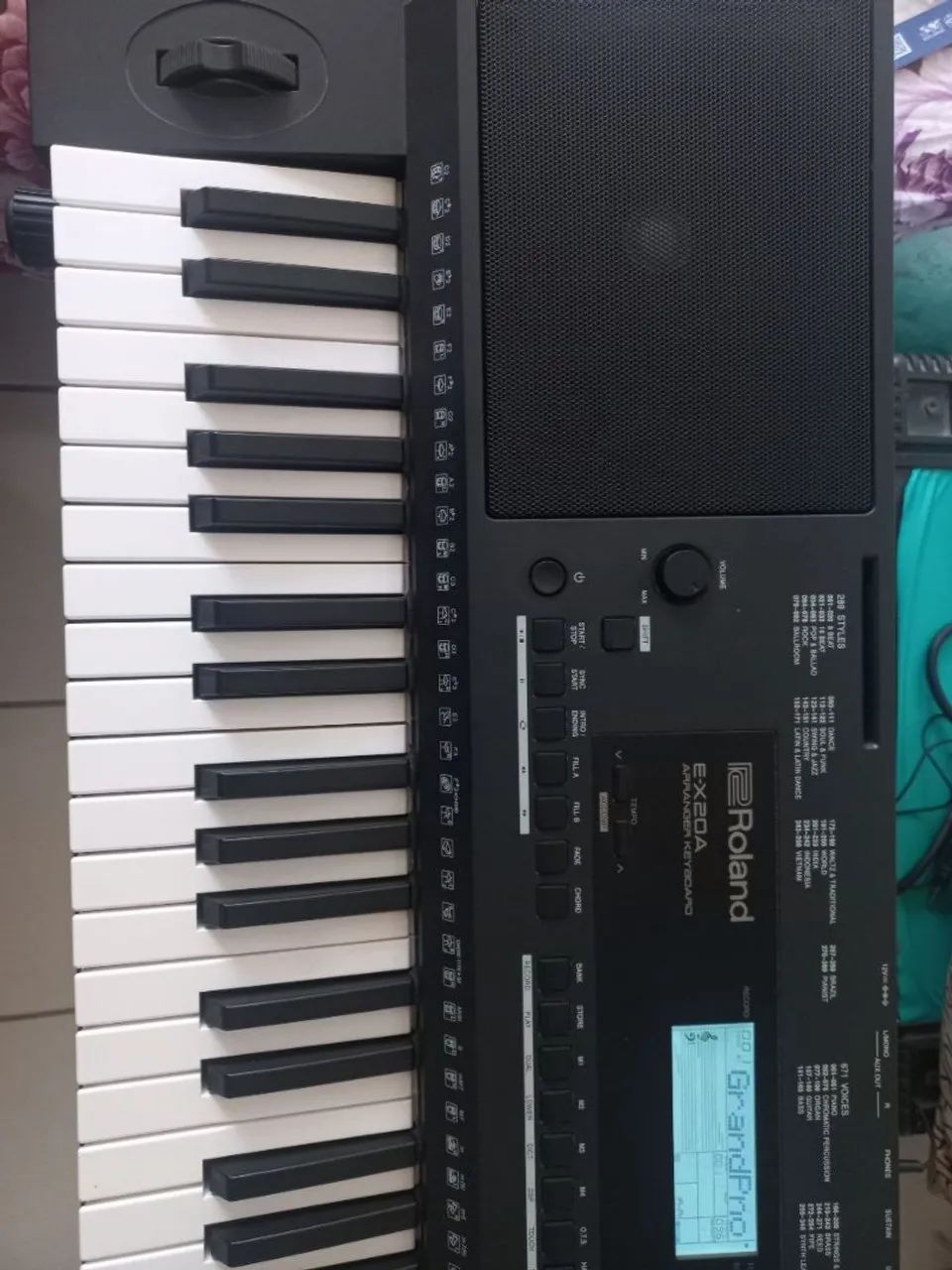 Teclado Roland Ex20a  com capa e suporte - Foto 2