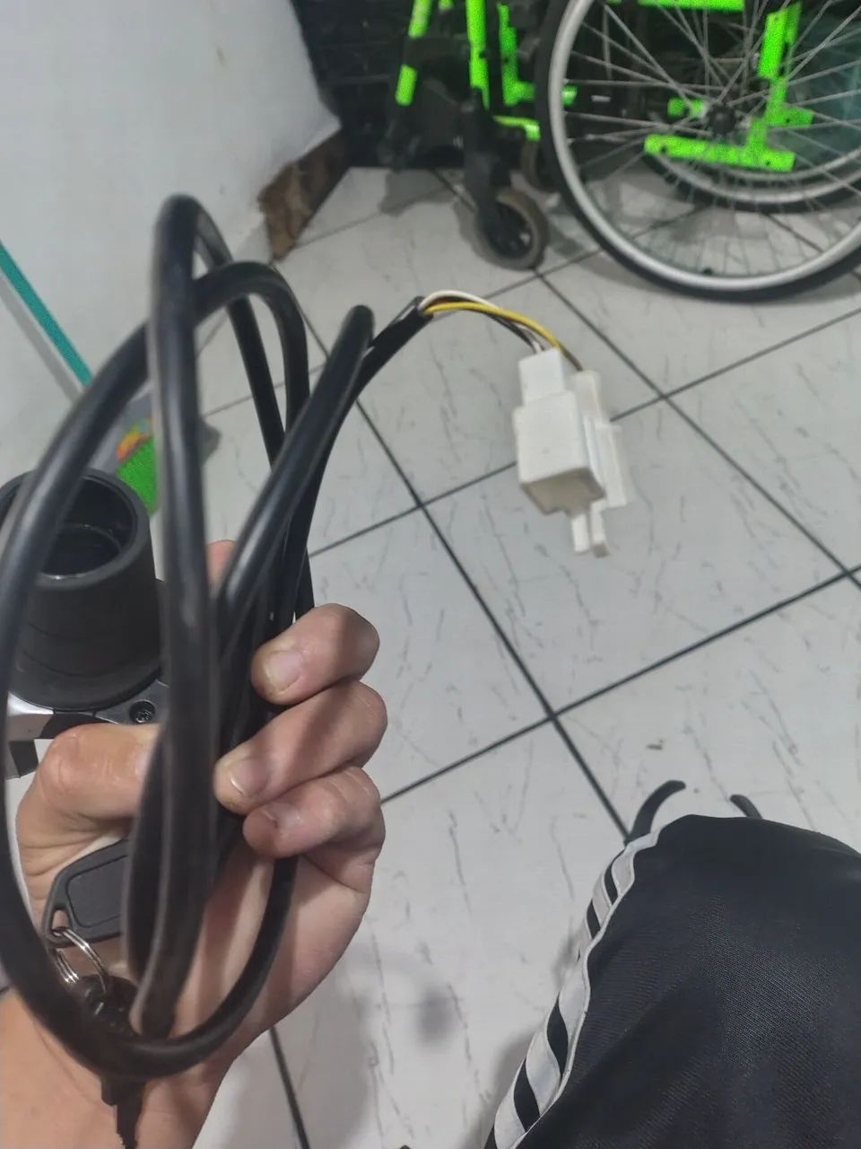 Vendo acelerador de bicicleta eletrônica 48v com chave  - Foto 5