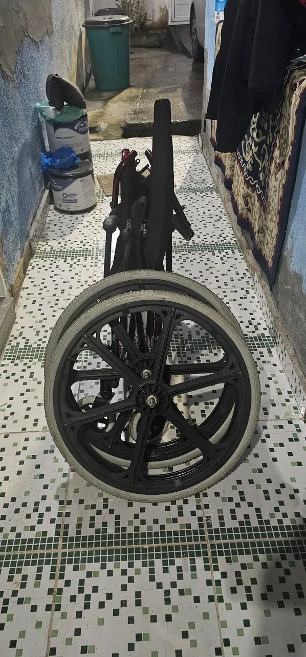 Estou  vendendo uma cadeira  de roda  - Foto 2