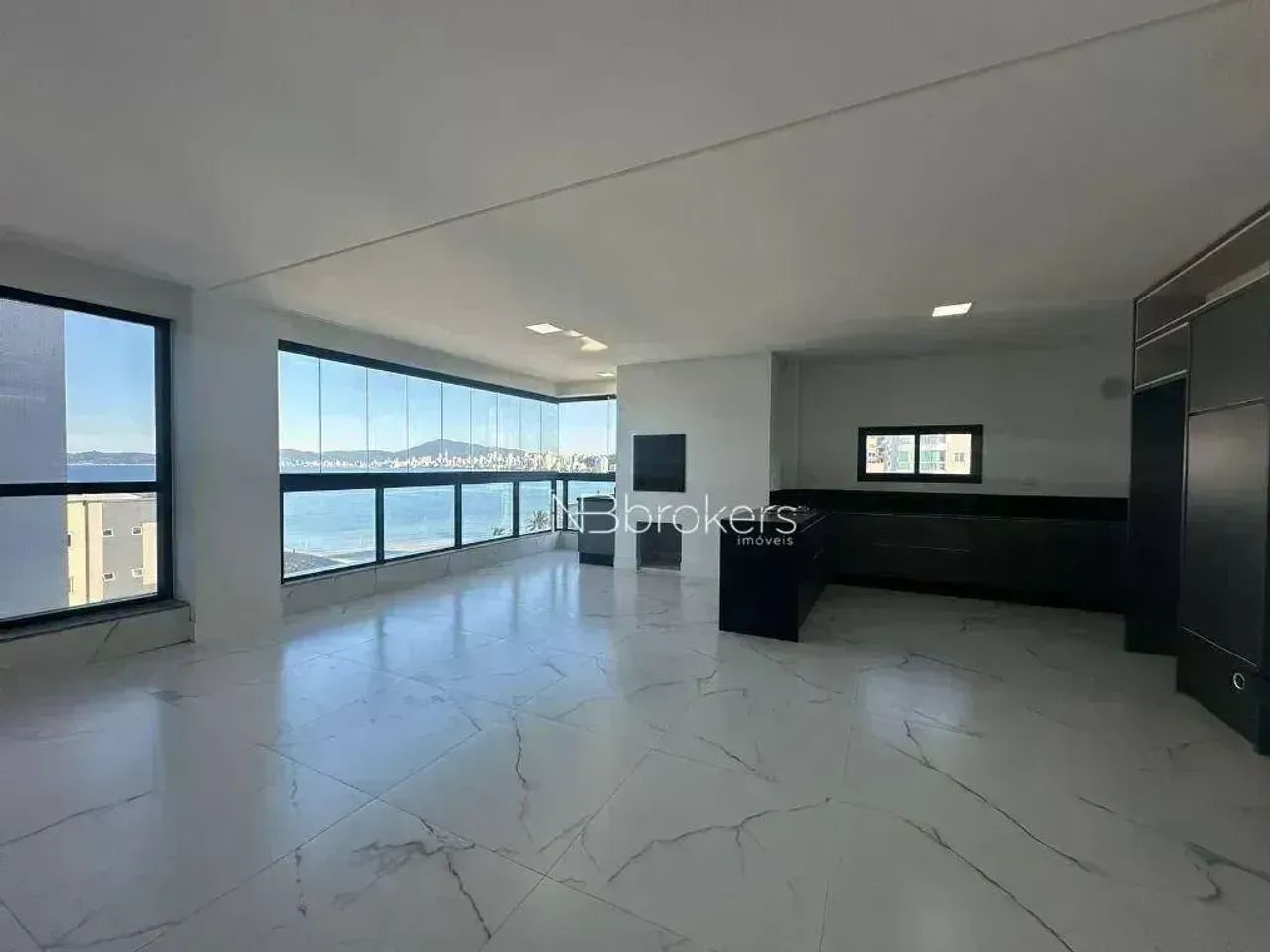 APARTAMENTO DE 130m² COM 3 SUÍTES E 2 VAGAS NO CENTRO DE ITAPEMA! - Foto 3