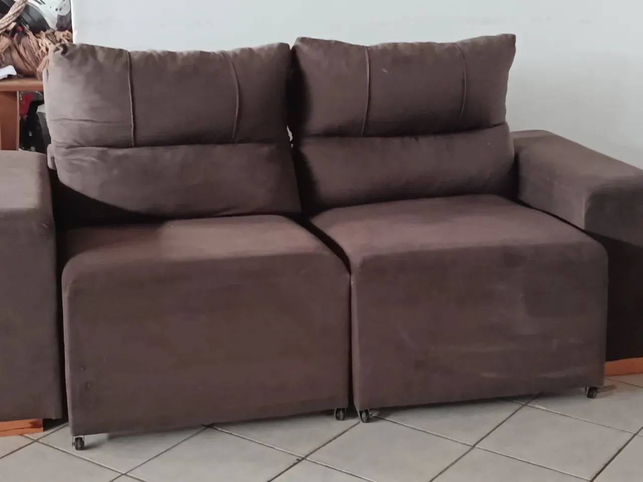 Sofá bem conservado sem marcas de uso marrom novinho - Foto 4
