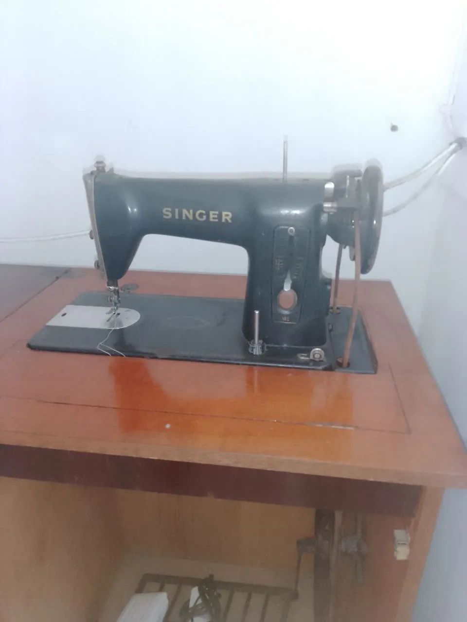 Máquina de costura antiga Singer com gabinete - Móveis de Escritório ...