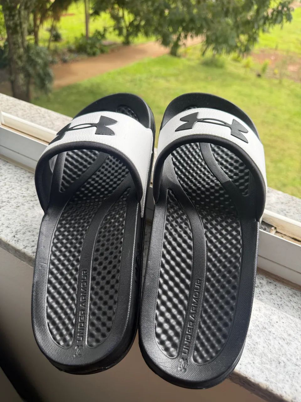 Chinelo Under Armour Daily Unissex - Preto/Branco - Foto 2