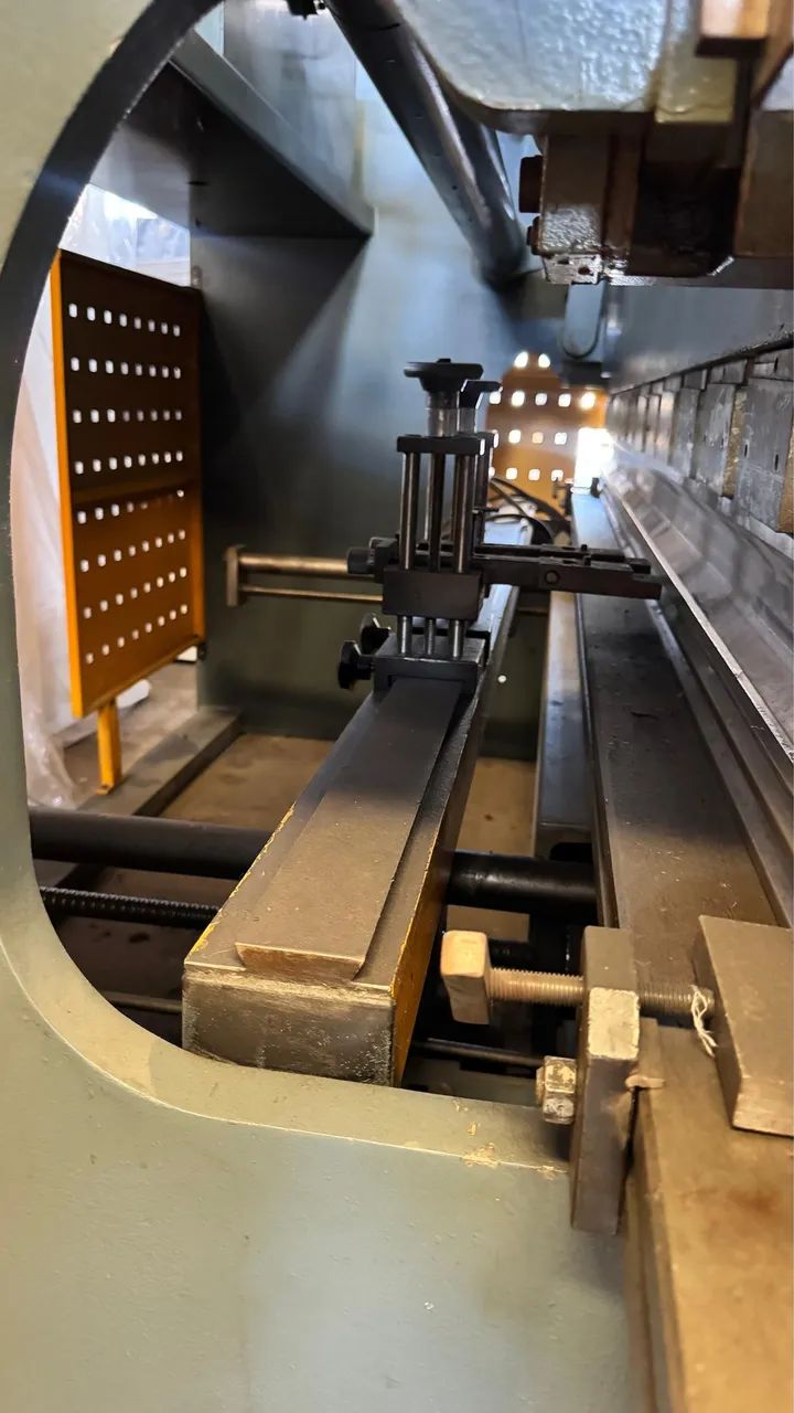 Dobradeira CN 3000x90 - Máquinas para produção industrial - Vila