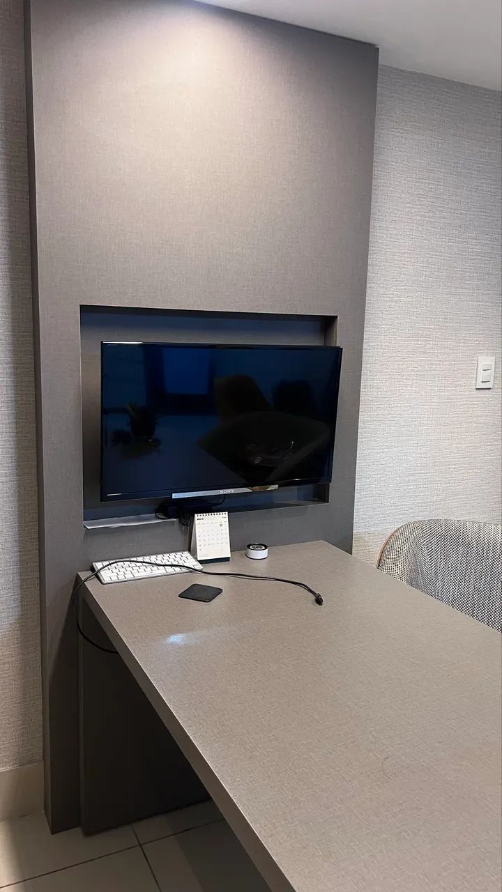 Mesa de Escritório e painel 482678661354639361