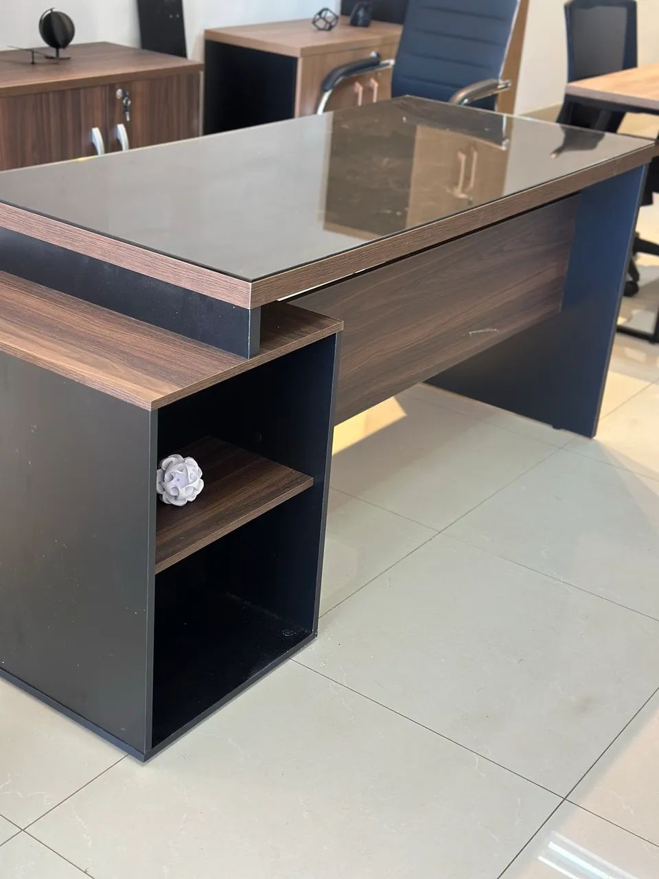 MESA DE ESCRITORIO COM GAVETEIRO E TAMPO DE VIDRO LOJA IKONOFFICE 