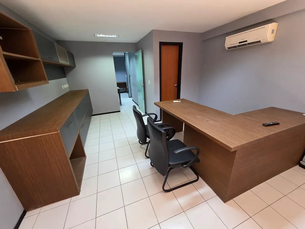 LOCAÇÃO - Belíssima Sala Comercial no Ed. Plenarium - Mobiliada - Foto 5