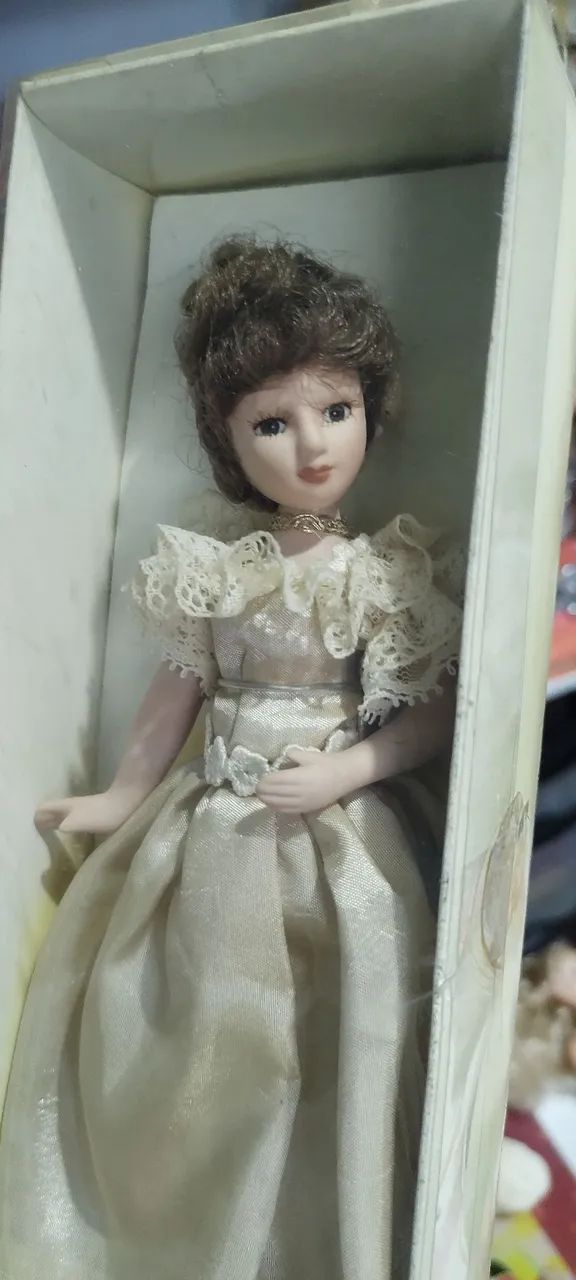 Boneca de porcelana Dama antiga de coleção 
