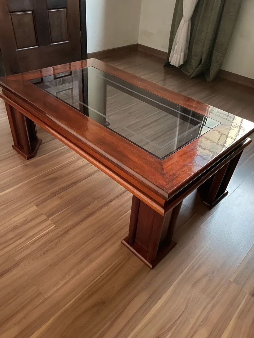 Mesa de centro para sala. Em excelente estado!!!