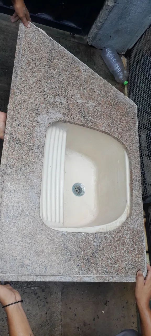 Tanque de lavar roupas com balcão em mármore 