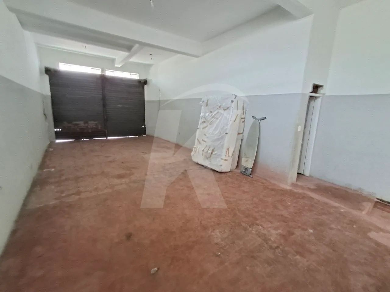 Salão comercial com 2 banheiros e porta de aço. - Foto 4