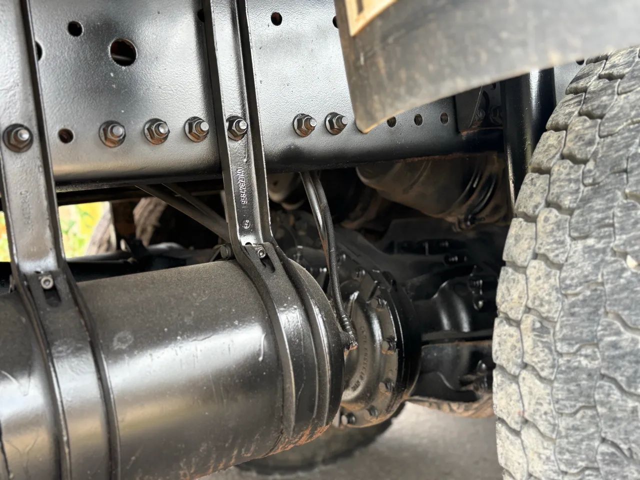 MB AXOR 2831 Caçamba com ar condicionado traçado 6x4 bem conservado  - Foto 10