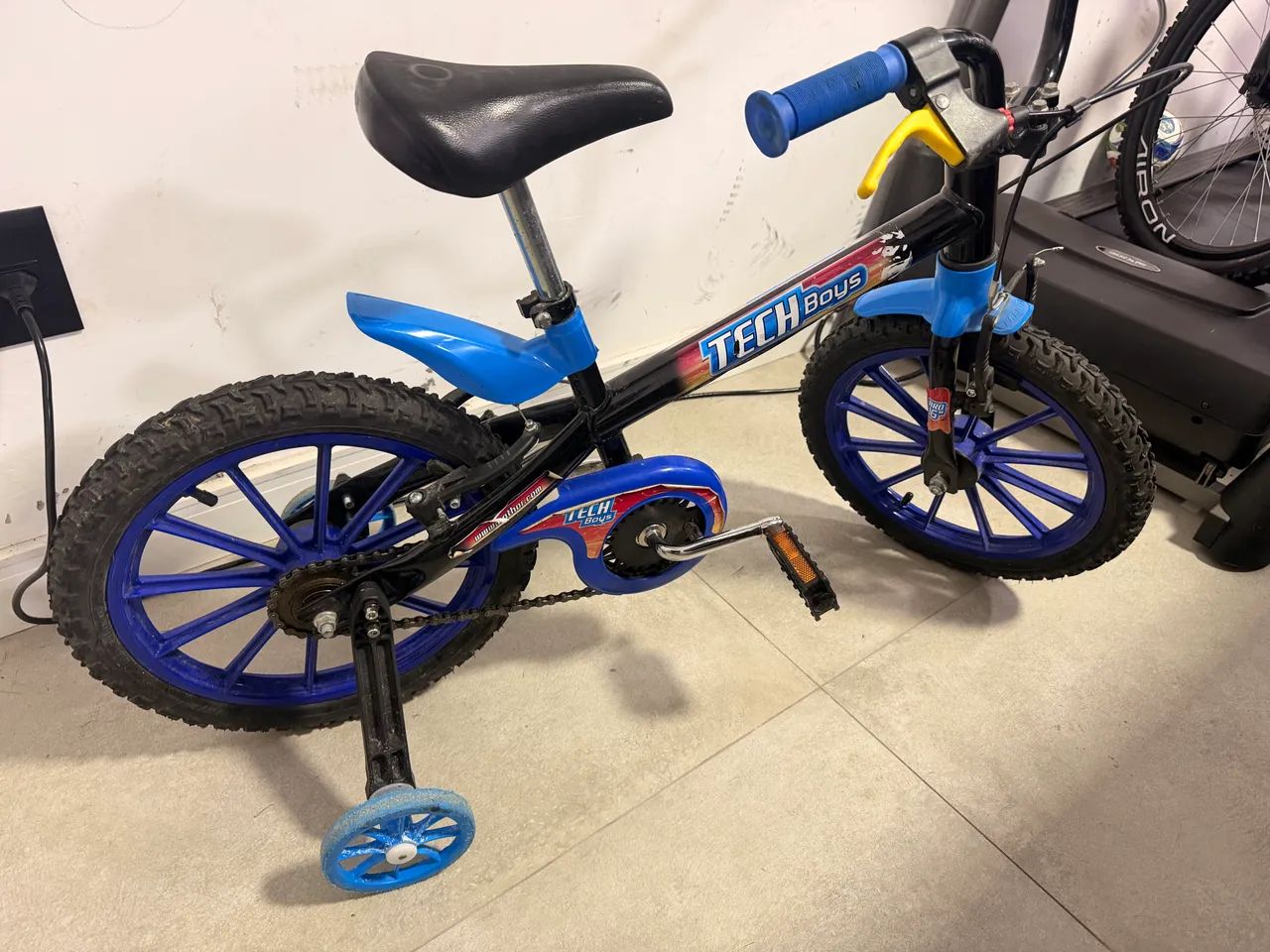 Bicicleta infantil aro 12 com rodinhas  - Foto 3