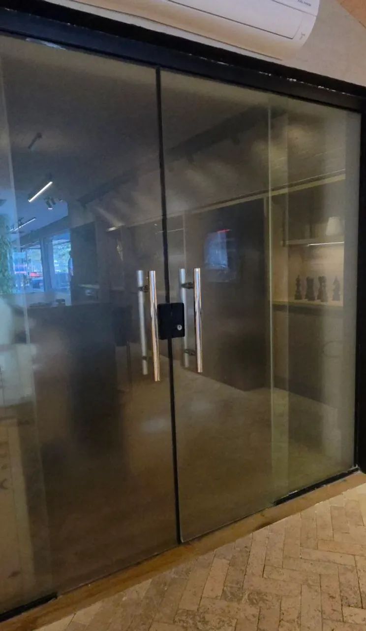 Vendo Porta de vidro temperado com adesivo preto - Foto 2