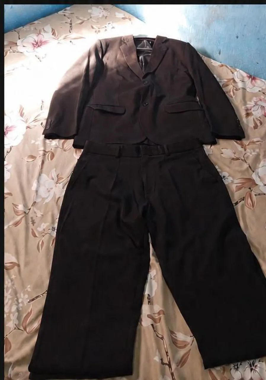 Terno preto semi novo 