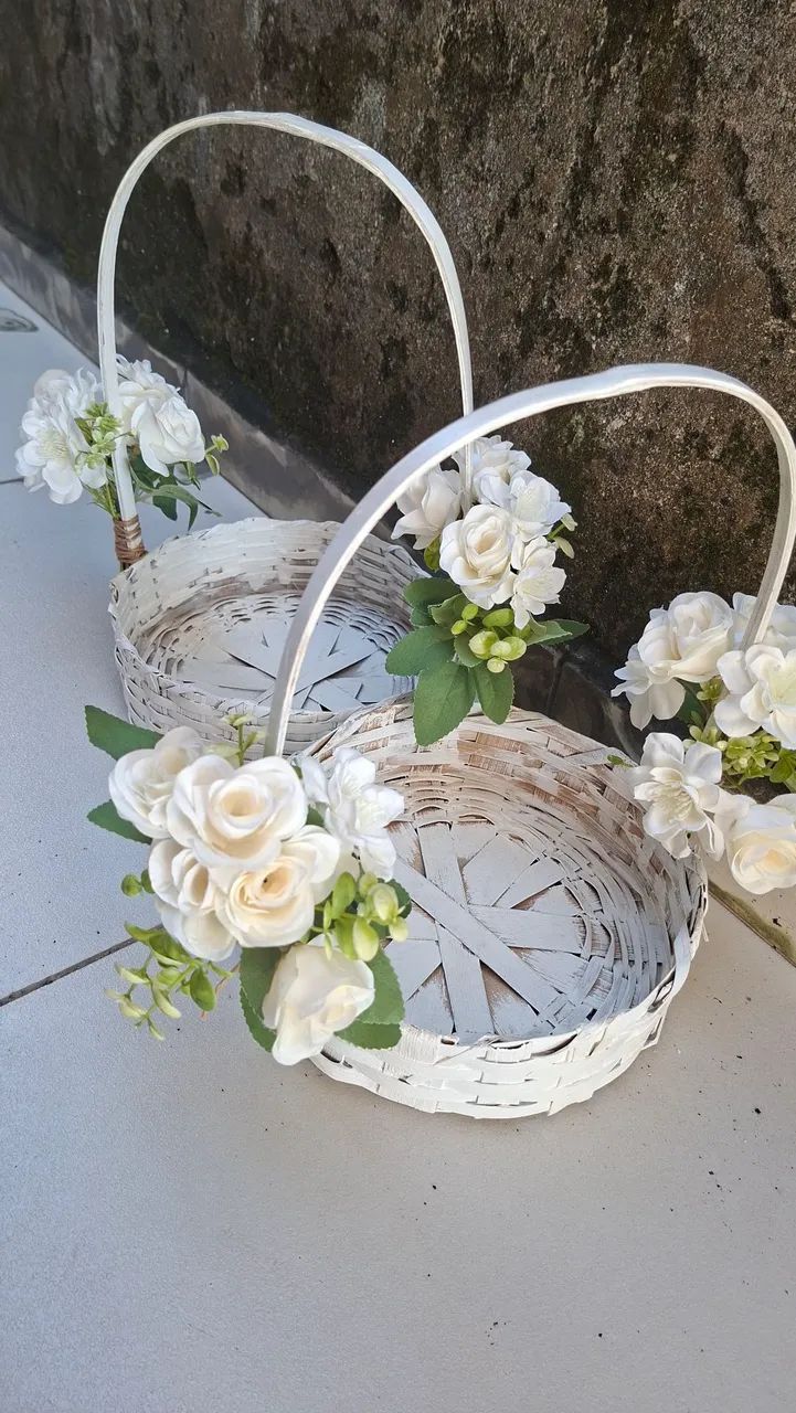 Cesta de flores e placa para casamento.