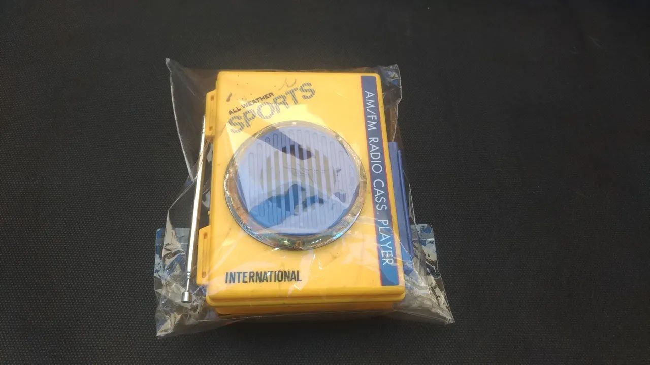 Walkman amarelo, original, no estado, nao funciona. E outros!