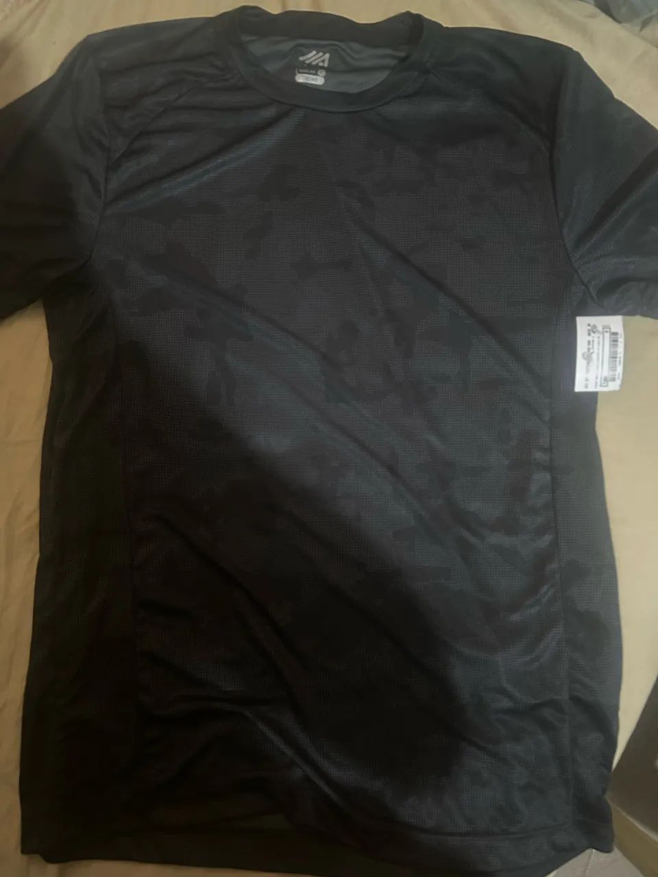 camiseta preta camuflada, Nova. Nunca usada. - Foto 3