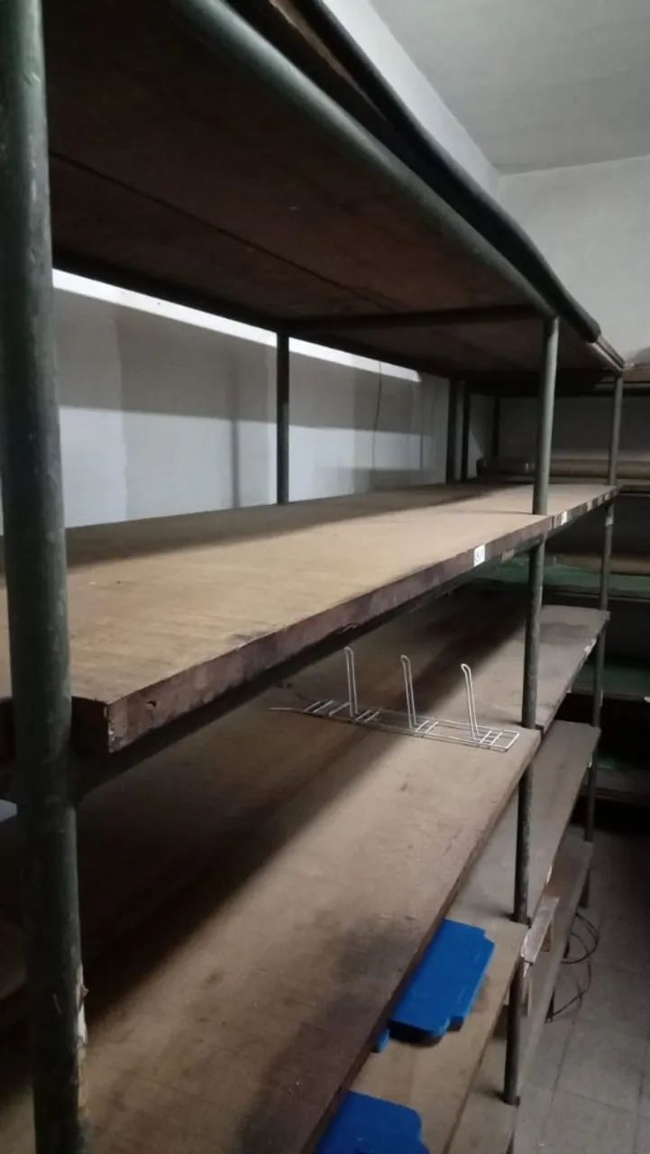 Vendo estante de madeira reforçada