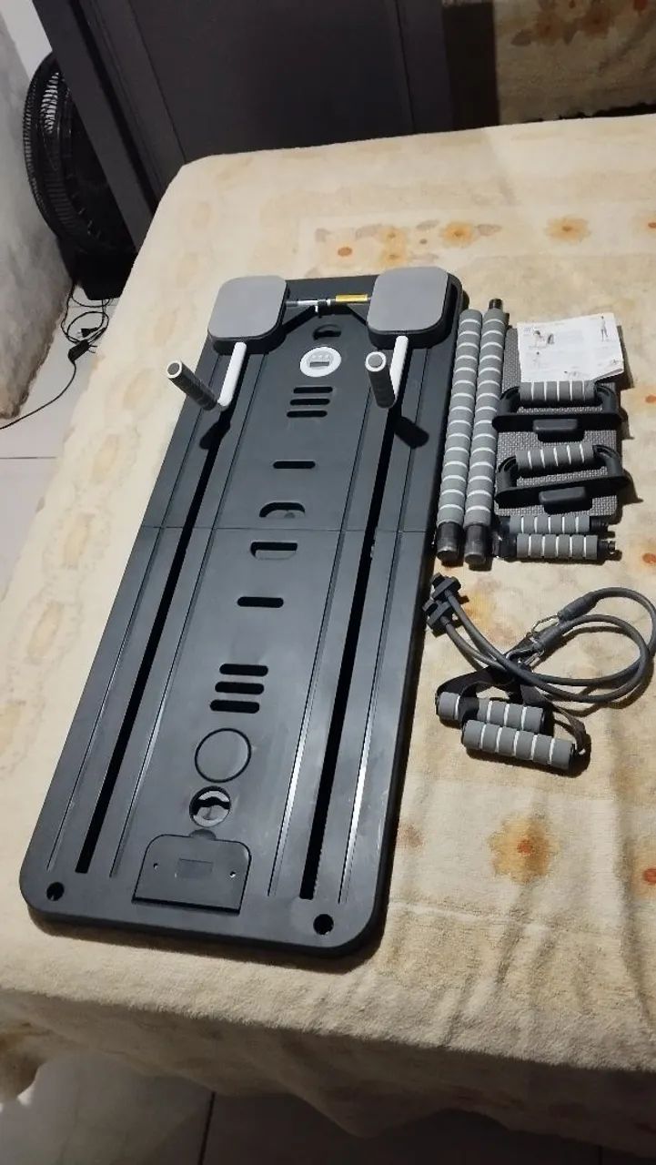 Vende se prancha de Pilates dobrável e multifuncional.