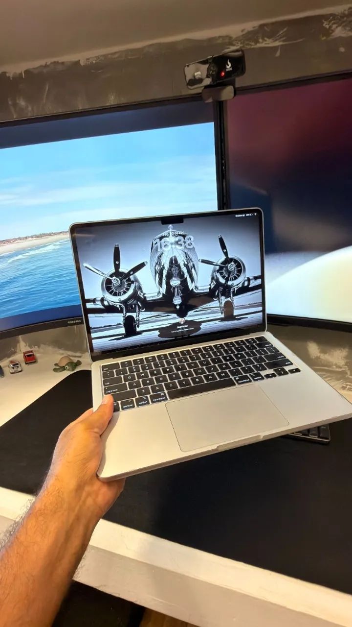 MacBook Air M3 2024 Silver 13" 8GB/256GB/130 ciclos - Impecável