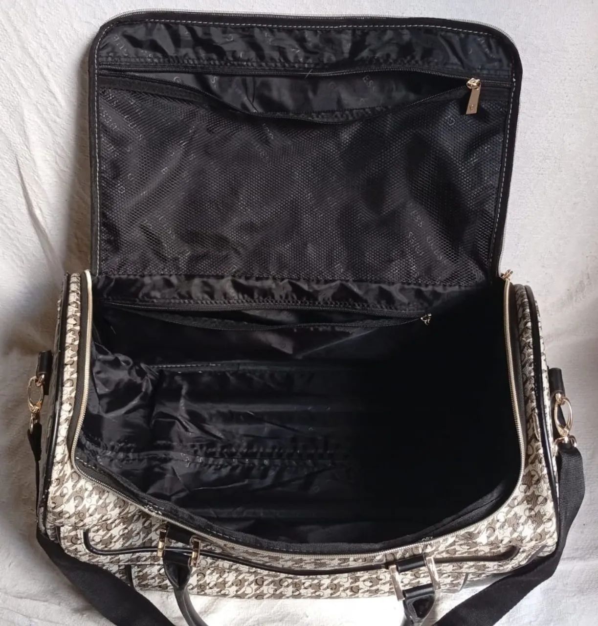 Bolsa da Guess versátil para viagem  - Foto 3