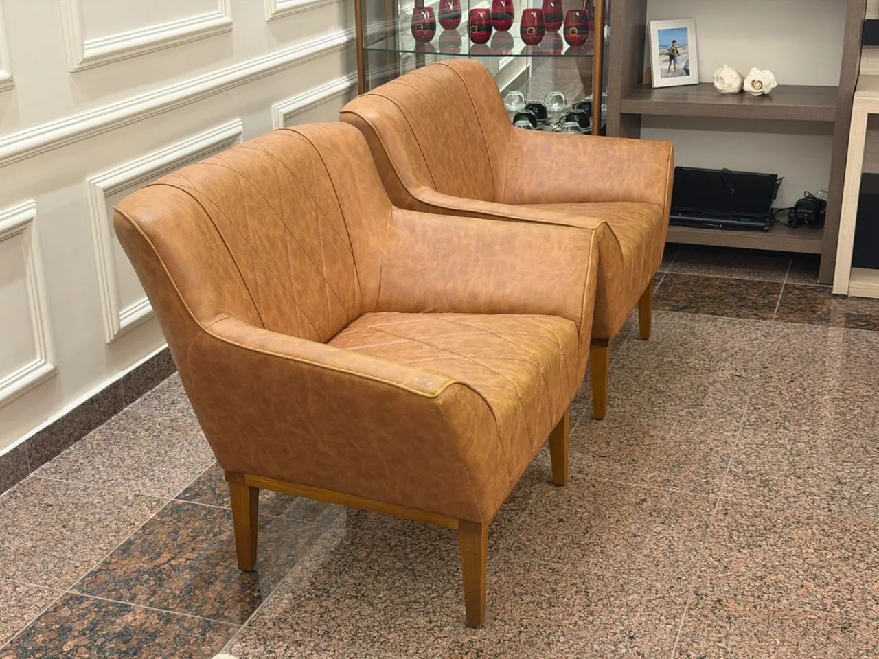Par de Poltronas de Design Raiuga em Couro Sintético Caramelo - Foto 2