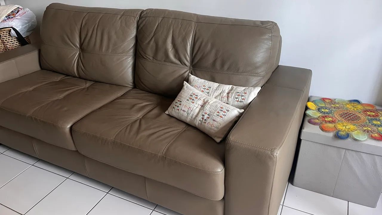 Sofá 2,10 m, couro - excelente estado - Foto 3