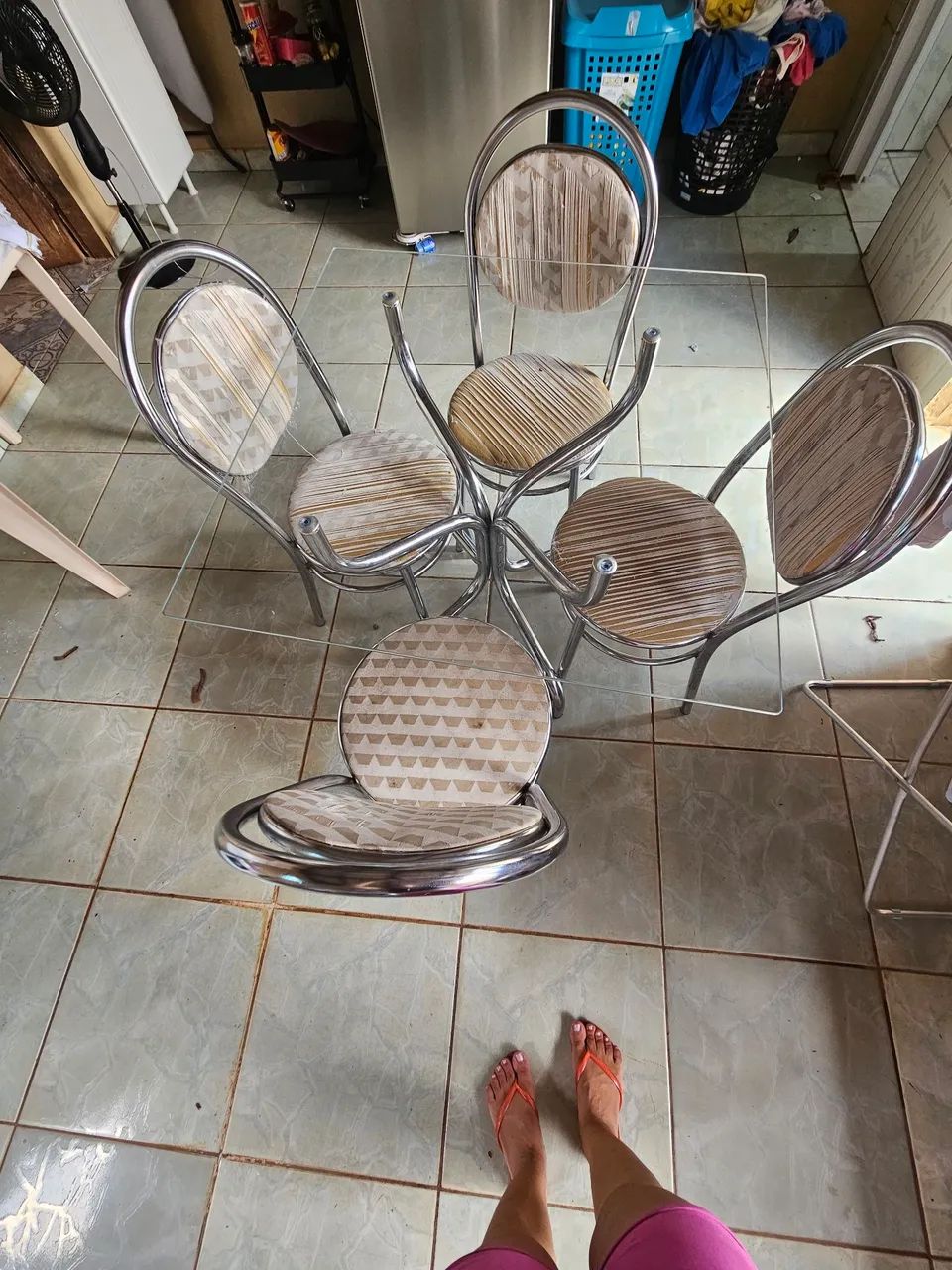 Conjunto de mesa 4 cadeiras. - Foto 3