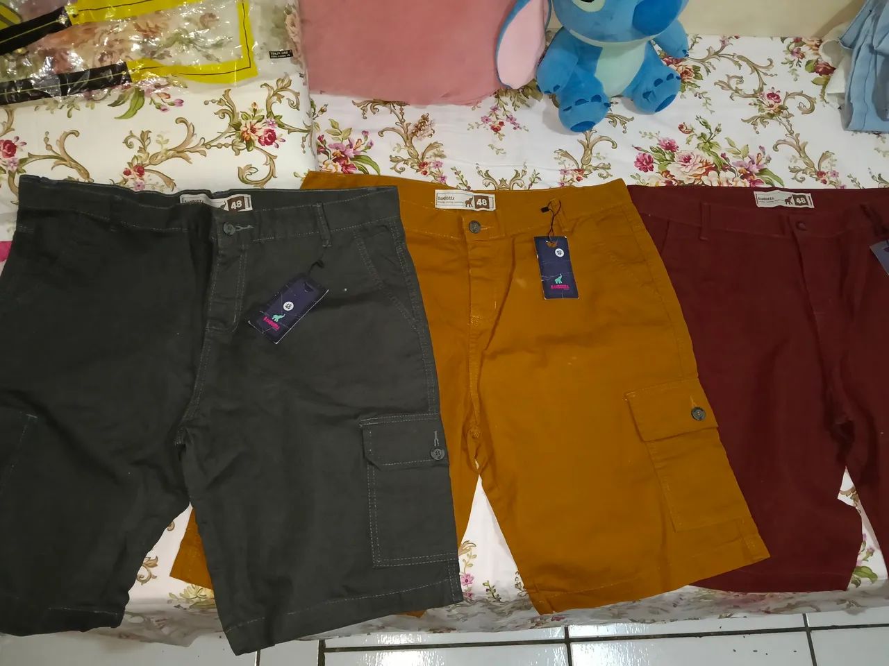 Kit com três bermudas cargo tamanho 48