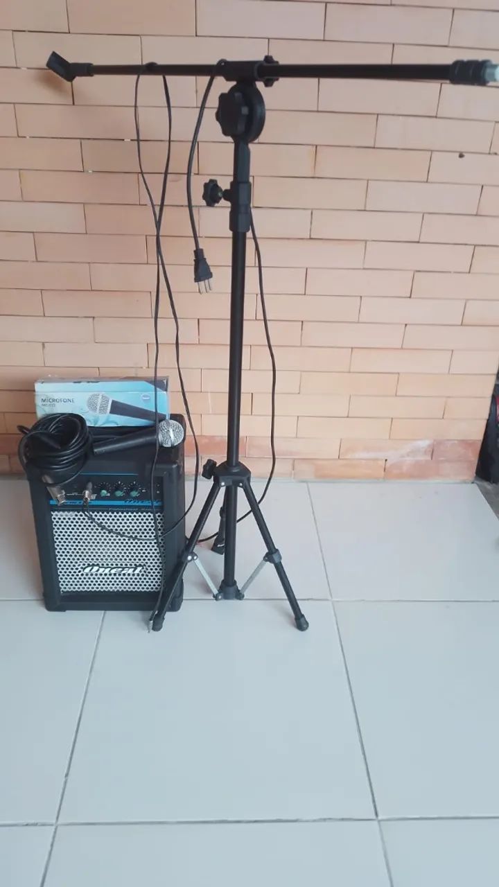 Caixa de som com pedestal e microfone