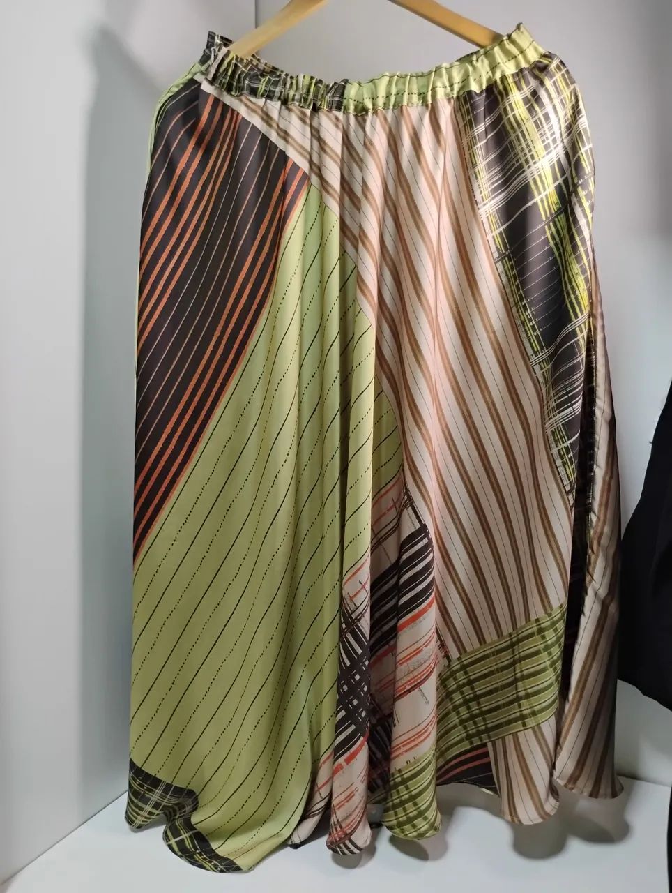 Saia Midi Zara Cetim Patchwork com Bolsos Tam L - Foto 2