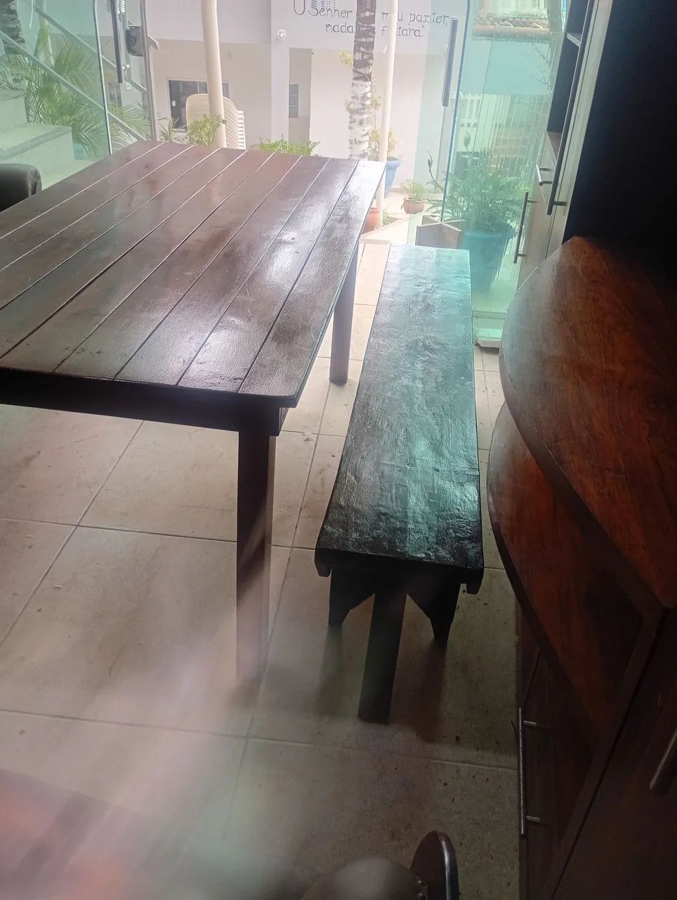 Mesa e 2 bancos em madeira - Foto 2