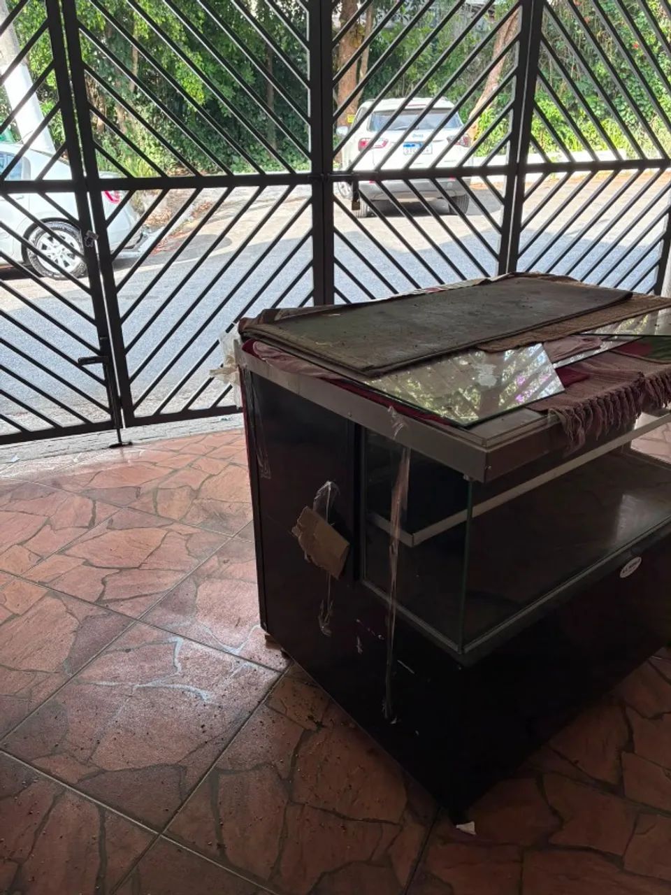 BALCAO EXPOSITOR SECO COM VIDRO NA PARTE SUPERIOR, PROPRIO PARA PAES - Foto 5