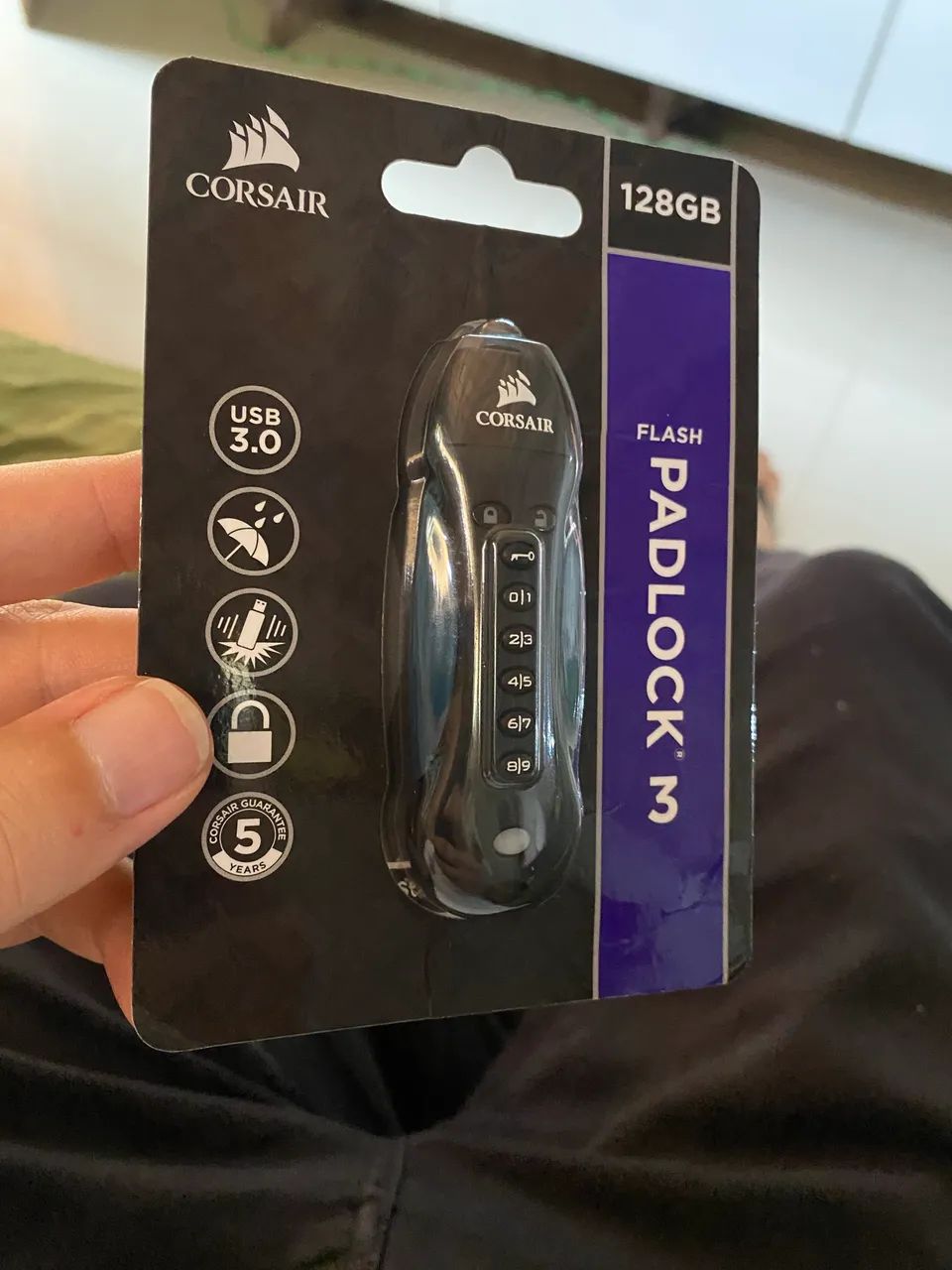 Pendrive com senha Corsair Padlock 3 128GB