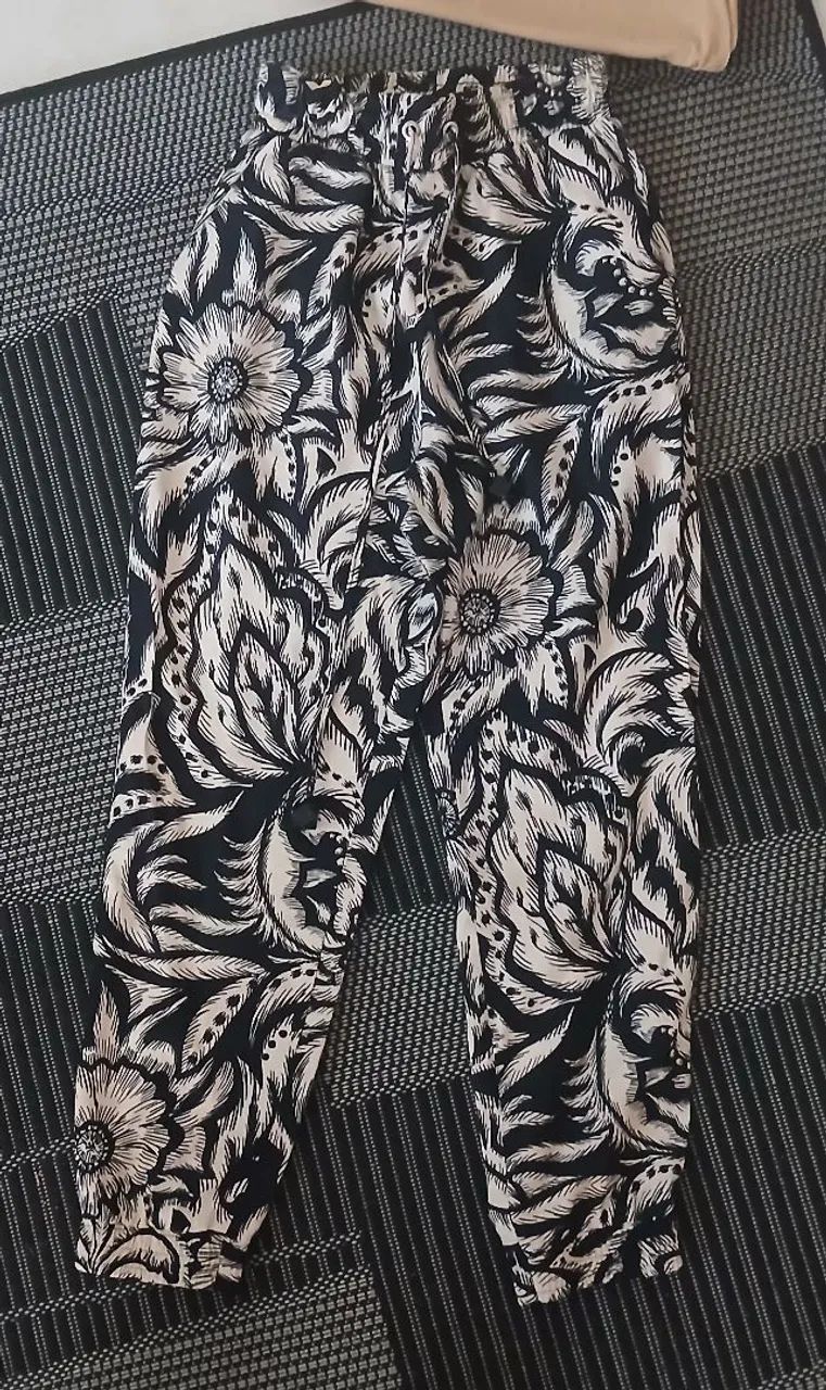 Calça Jogger da Renner estampa floral.