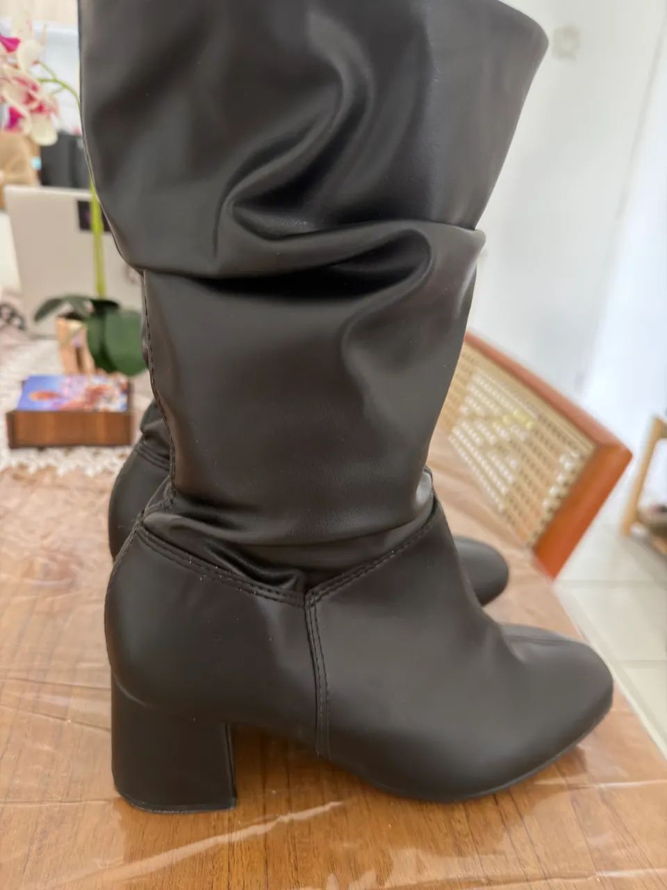 Bota cano médio drapeado  - Foto 4