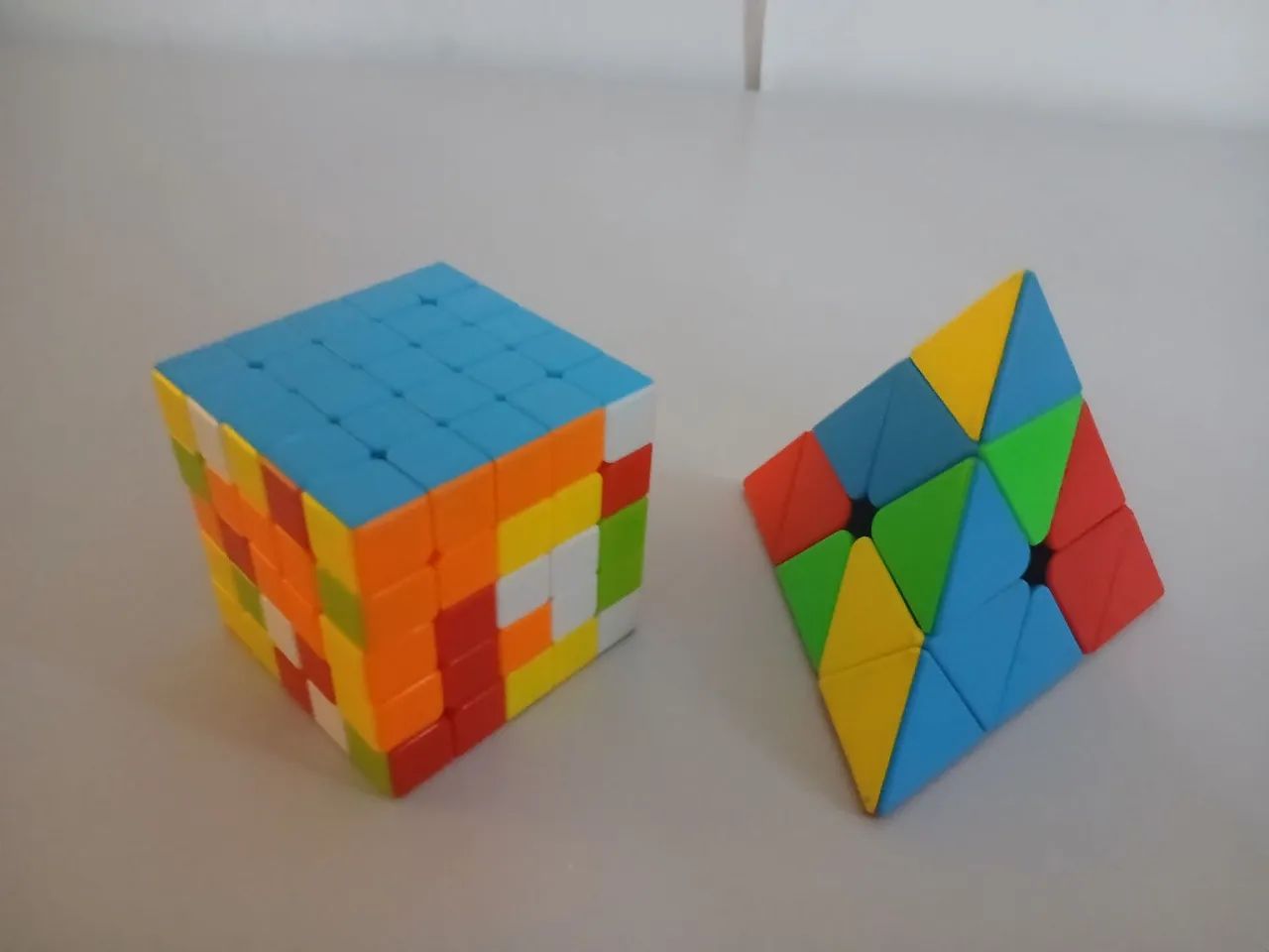 Cubo mágico 5x5x5 e pirâmide 
