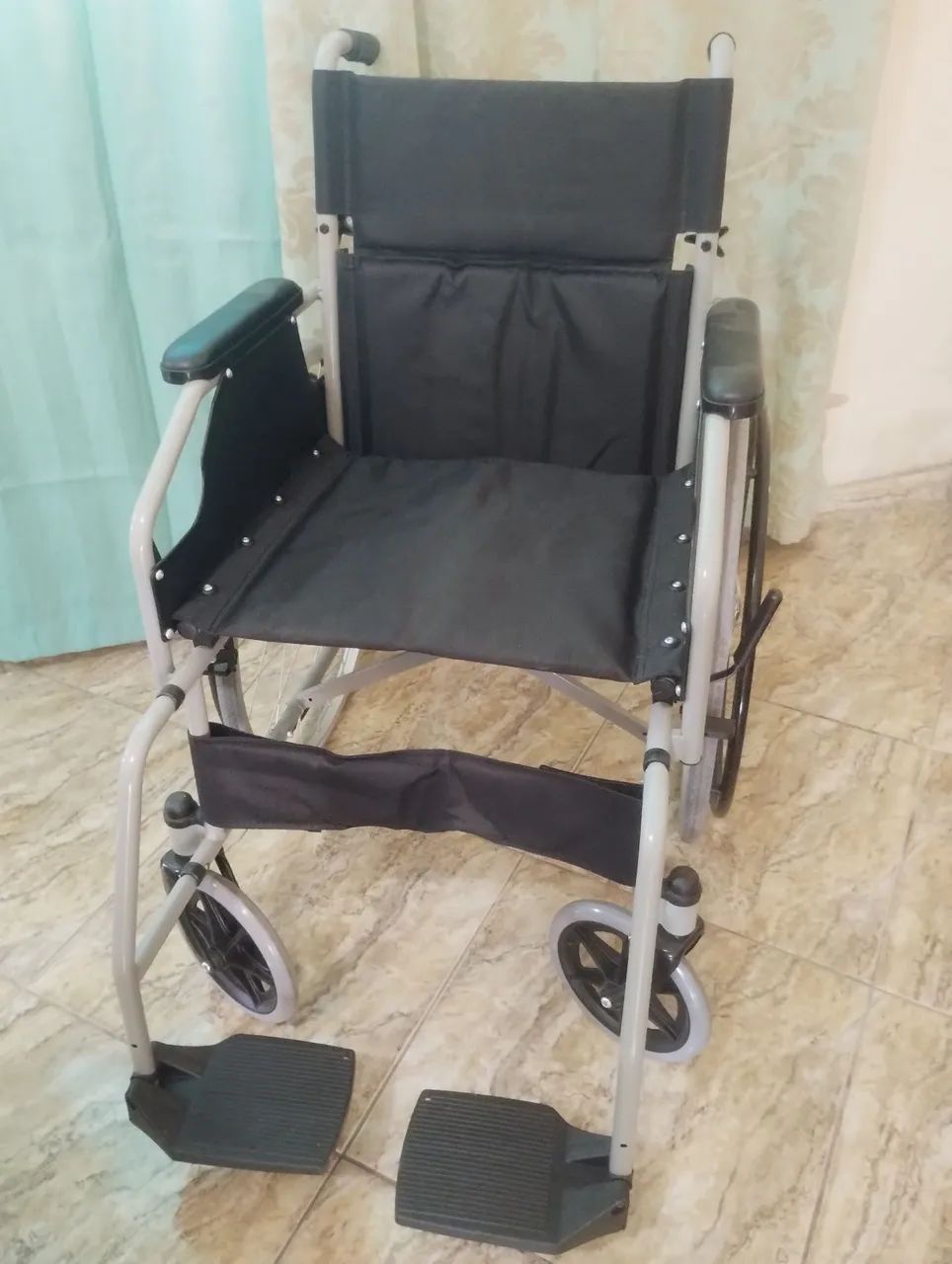 Cadeira de rodas ( Nova - não usada)