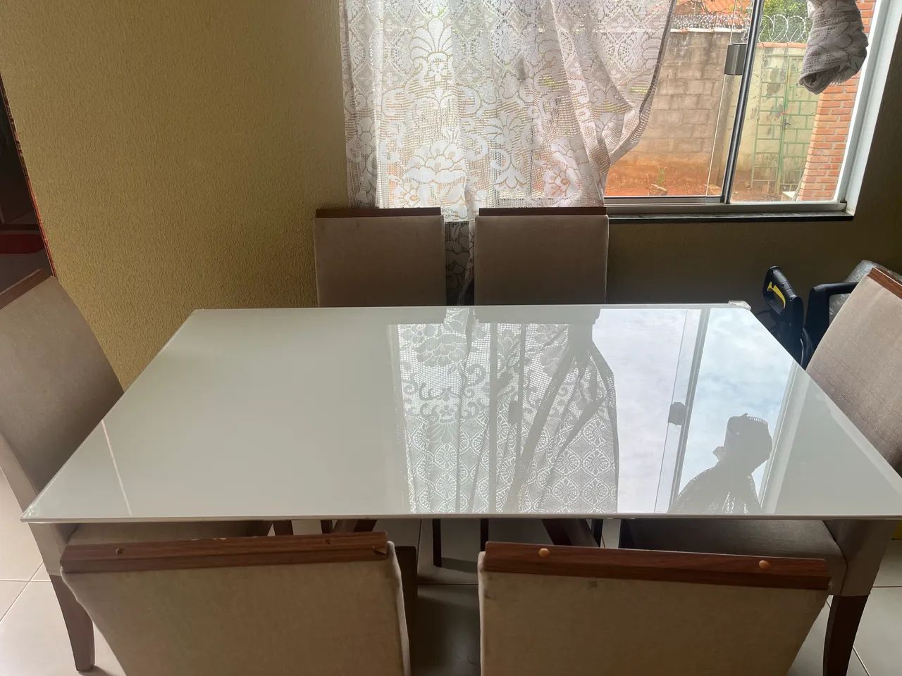Mesa com tampo de vidro com 6 cadeiras em MDF