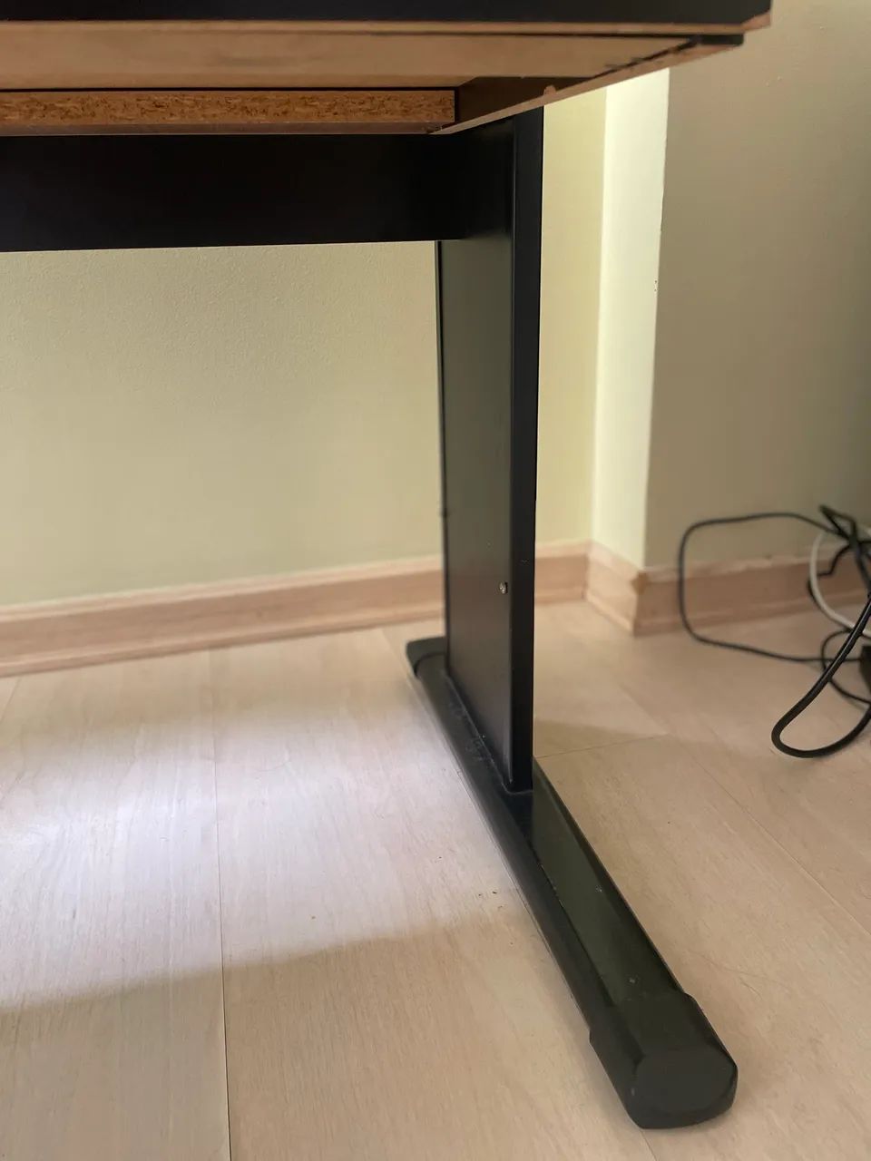 Vendo Escrivaninha Preta com Gaveteiro - Foto 4