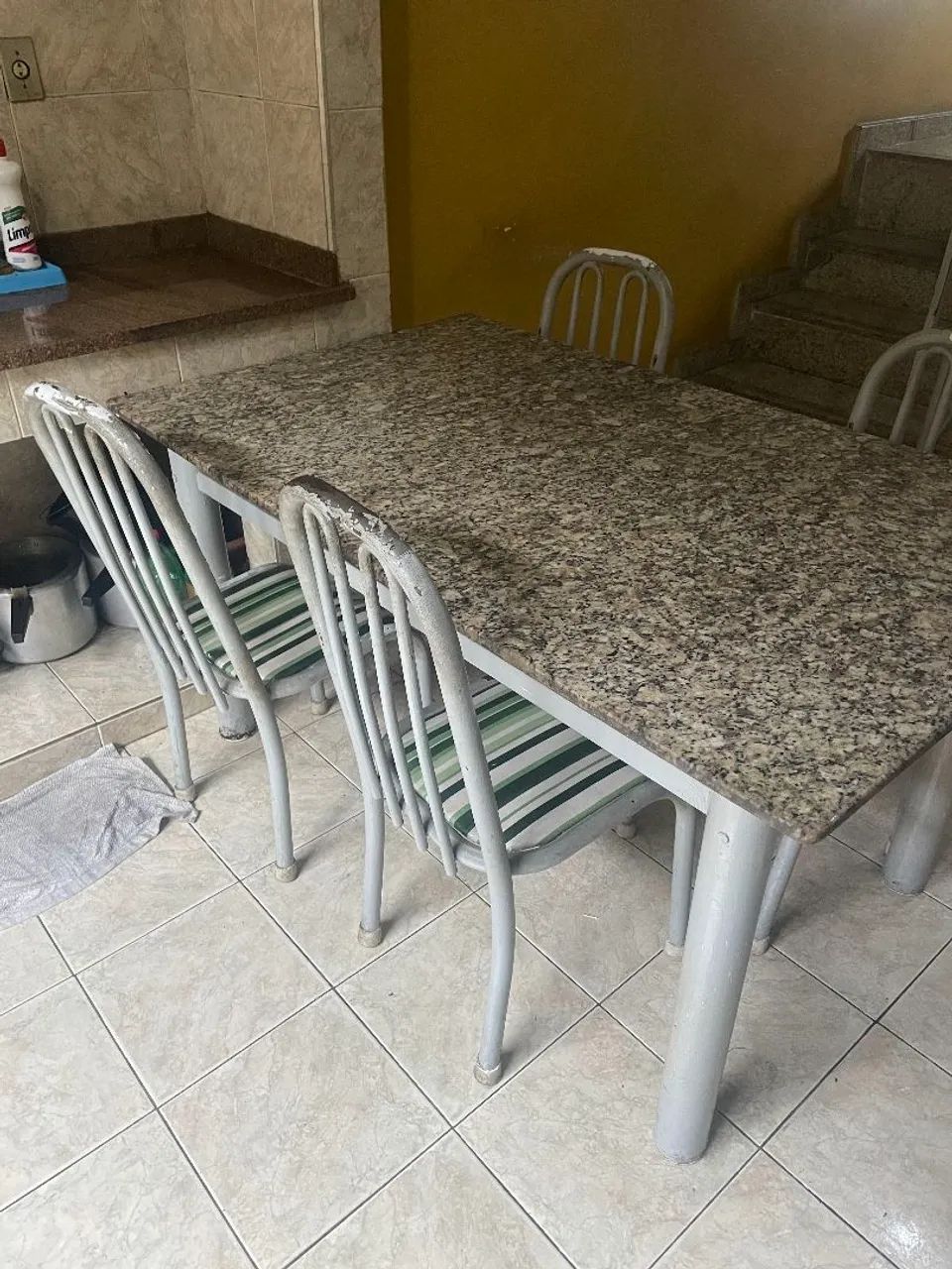 Vendo mesa em Granito com 04 Cadeiras