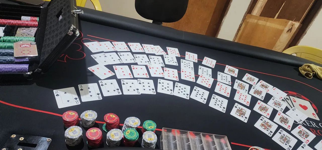 Vendo marca de poker. Mesa e maleta de fichas. - Mesas - Centro