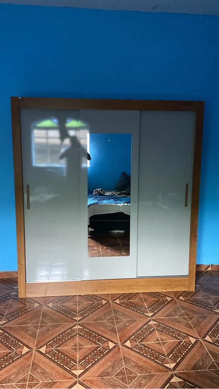 Guarda roupa 03 portas e 04 gavetas 