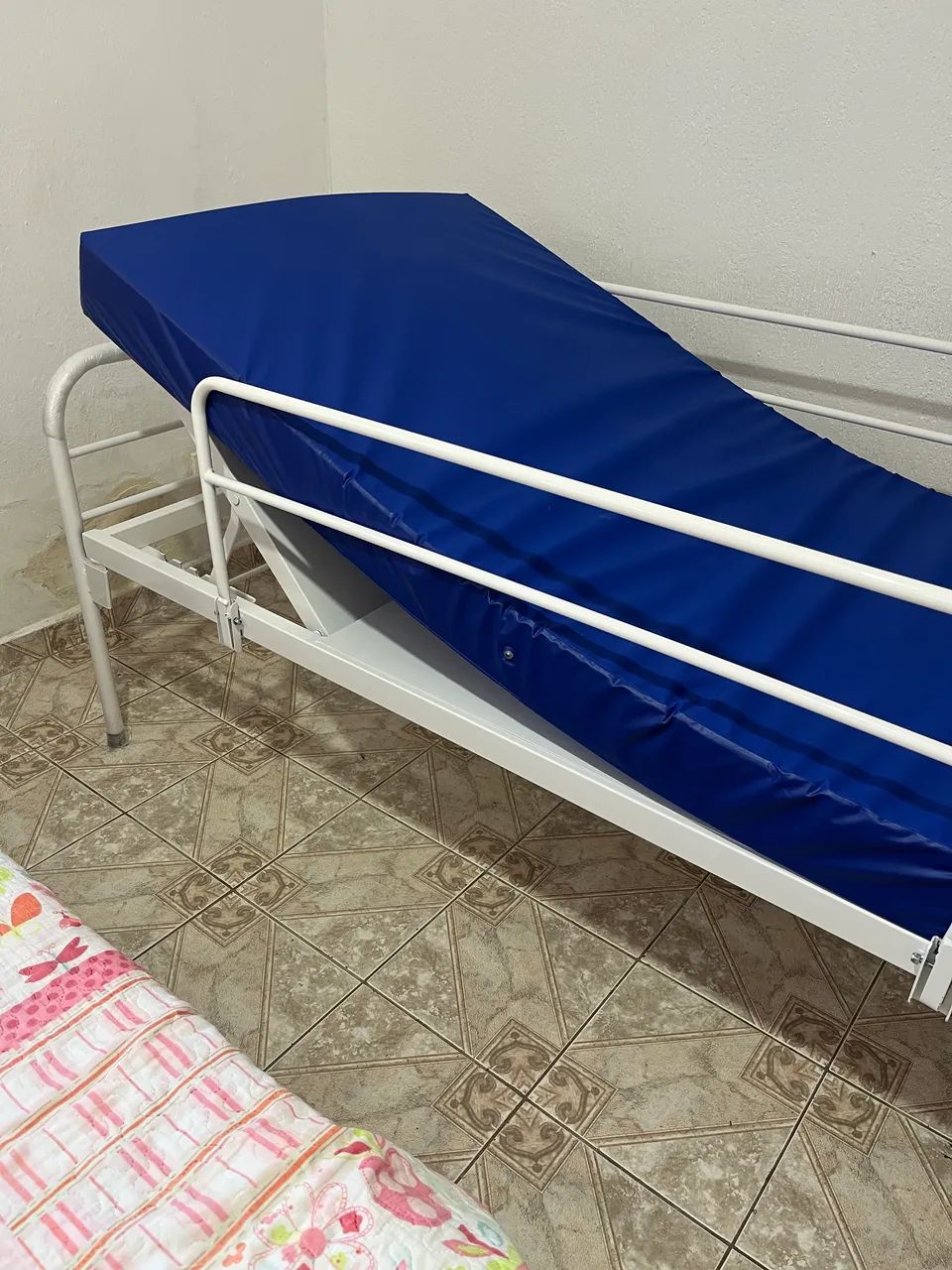 CAMA HOSPITALAR SIMPLES COM CABECEIRA MÓVEL E GRADES + COLCHÃO  - Foto 4