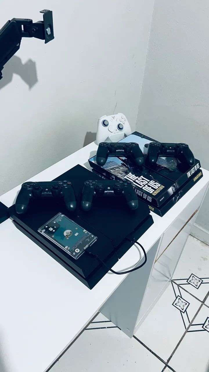 Ps4-desbloqueado com 2 controles ?