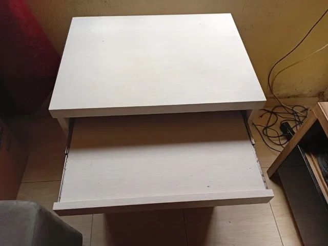 Mesa de Computador Compacta Branca com Bandeja Retrátil e Rodízios - Foto 4