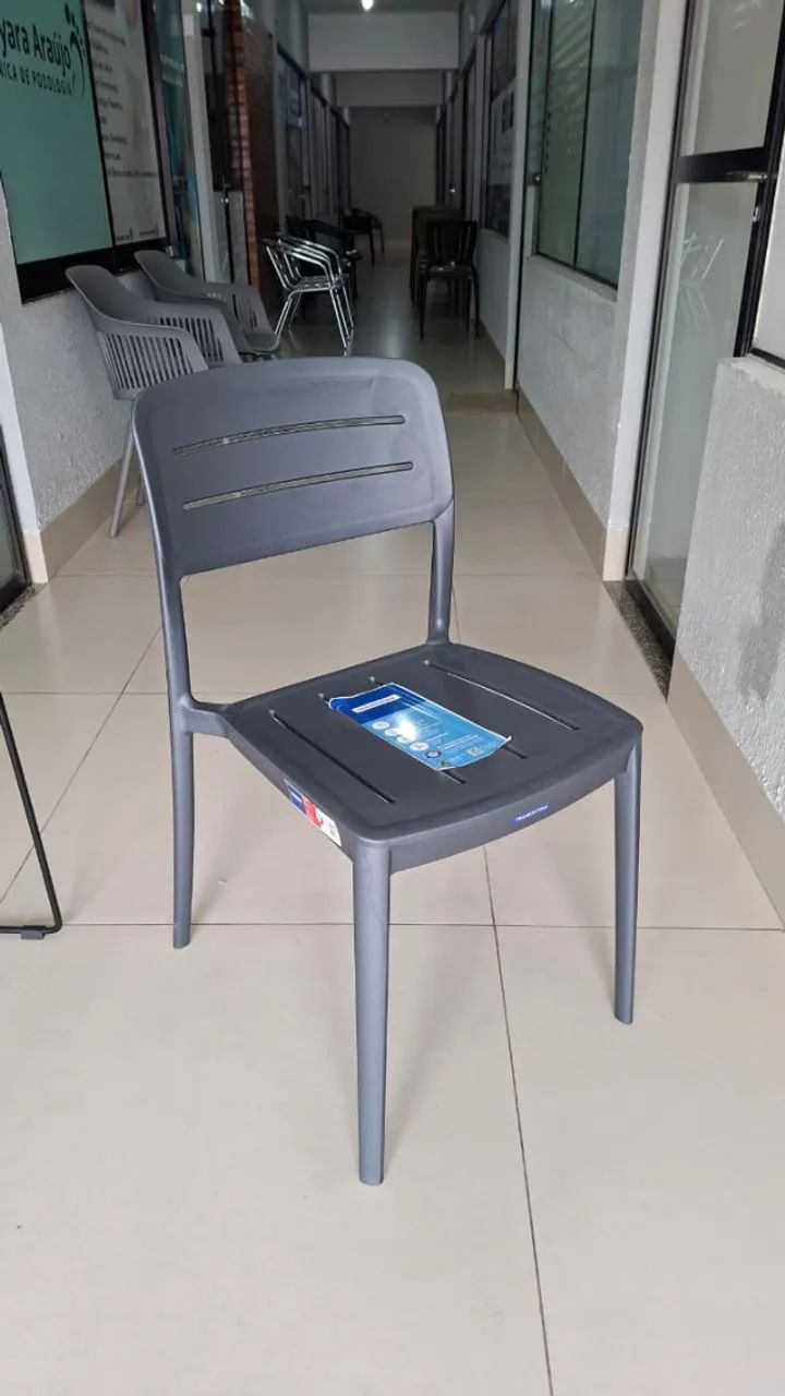Cadeira em Plástico (em Polipropileno) - 01 unidade