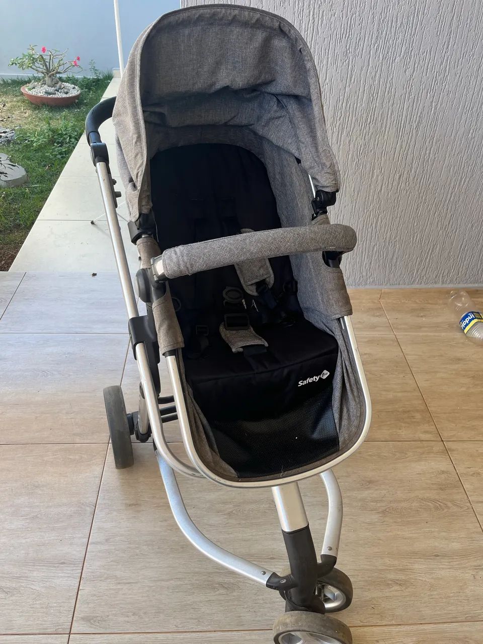 Carrinho de bebê tipo Moisés + bebê conforto 